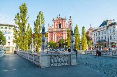 Ljubljana, Slovenya 'daki Kızıl Barok Fransisken Annunciation Kilisesi ve Üçlü Köprü Preseren Meydanı