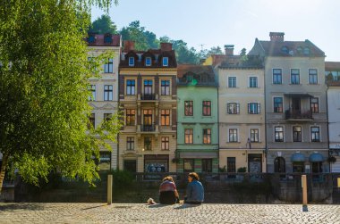 Slovenya 'daki Ljubljana tarihi kent merkezinde iki kişi oturuyordu.