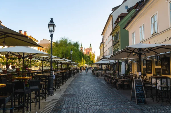 Slovenya 'nın Ljubljana şehir merkezinde Ljublanica nehri boyunca uzanan Cankaro seti