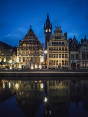 Gent 'in Belçika' daki ortaçağ mimarisi akşam aydınlandı