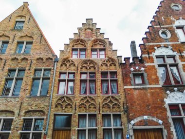 Belçika 'nın Bruges kasabasındaki ortaçağ evlerinin tuğla cephesi.