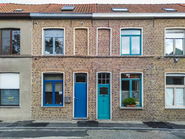 Фасад Исторического Кирпичного Дома Синими Дверями Окнами Улица Брюгге Бельгия — стоковое фото