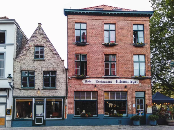 Belçika 'nın Bruges şehrinde ortaçağ tuğlalı evleri olan tarihi bir sokak.