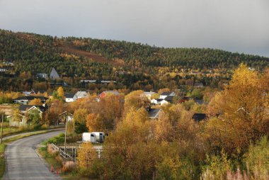 Sonbahar renklerinde Karasjok Köyü, Norveç