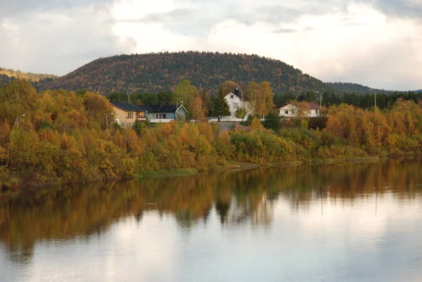 Desa Karasjok Tercermin Dalam Sungai Finnmark Norwegia — Stok Foto