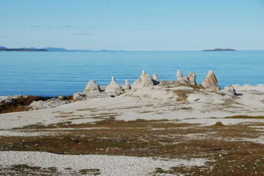 Trollholmsund, Finnmark, Norveç 'teki Troller adlı kaya oluşumları 