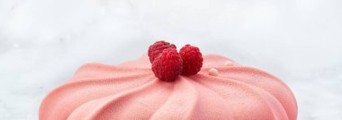 Afiş, ahududulu pembe pasta. Beyaz arka plan. Uzayı kopyala, seçici odaklanma. Web tasarım kaydıracı için fırın konsepti.