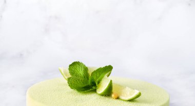 Afiş yeşil limonlu pasta. Metin için boş arkaplan oluştur. Beyaz arka plan. Uzayı kopyala, seçici odaklanma. Web tasarım kaydıracı için fırın konsepti.
