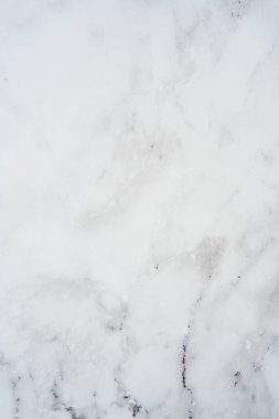 Soyut grafik desenli zarif açık gri taş doku tabakası için doğal duvar fayanslarını döşemek için iç dekorasyon için pürüzsüz fayanslar. Metin için boşluk.