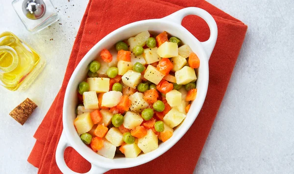 Spaanse Tapas Russische Salade Een Wit Bord Ensaladilla Rusa Vegetarische — Stockfoto