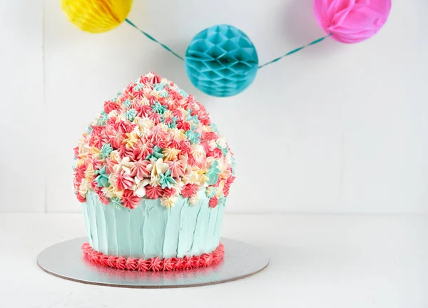 楽しいケーキ巨大なカップケーキポールお祝いの誕生日パーティーコピースペース付きの白い背景 選択的焦点 — ストック写真