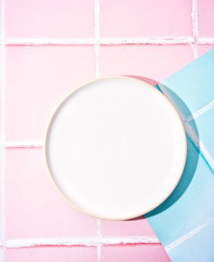 Pembe ve mavi arkaplanlı sert gölgeli boş minimalist beyaz tabak. Isometric Manzarası. Uzayı metin için kopyala. Pop Art 'ın moda yemek fotoğrafçılığı. Minimalizm.