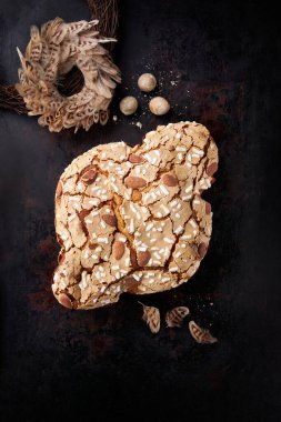 Kolomba Paskalyası, İtalyan Paskalya Güvercini Tatlı Ekmek Kolomba di Pasqua, karanlık yüzeyde. Seçici odaklanma, metin için boşluk. İtalya 'da geleneksel tatlı. Üst görünüm.