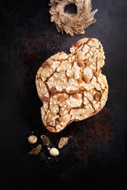 Kolomba Paskalyası, İtalyan Paskalya Güvercini Tatlı Ekmek Kolomba di Pasqua, karanlık yüzeyde. Seçici odaklanma, metin için boşluk. İtalya 'da geleneksel tatlı. Üst görünüm.