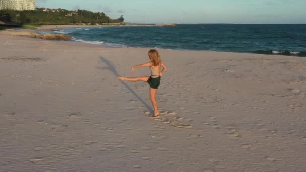 Joven Hermosa Bailarina Está Bailando Playa Cerca Del Mar Puesta — Vídeos de Stock