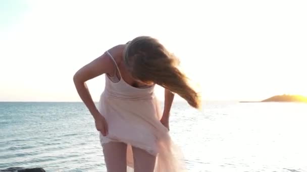 Jonge Mooie Meisje Ballerina Danst Het Strand Buurt Van Zee — Stockvideo