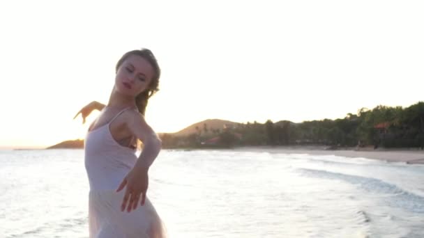 Молода Красива Дівчина Балерина Танцює Пляжі Біля Моря Золотому Заході — стокове відео