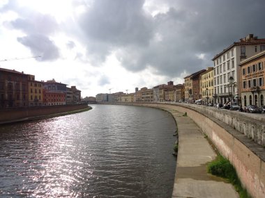 İtalya, Pisa 'da nehir kenarındaki binalar. Arno Nehri