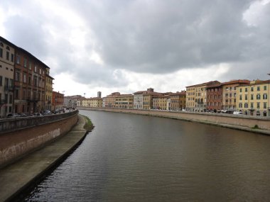 İtalya, Pisa 'da nehir kenarındaki binalar. Arno Nehri