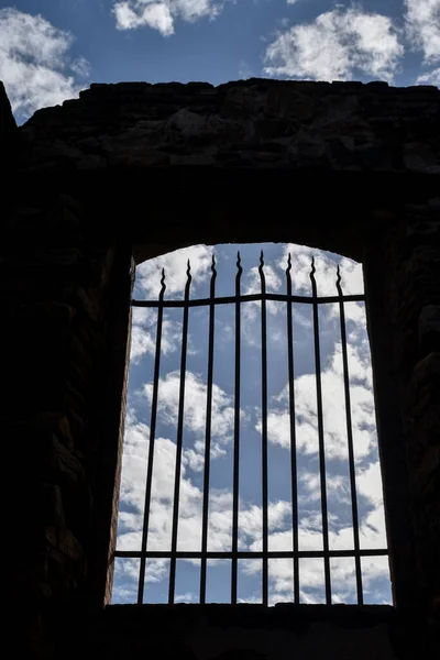 城の窓から雲を見る — ストック写真