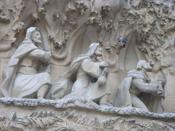 바르셀로나 사그라다 파밀리아의 전면에 조각품들 — 스톡 사진