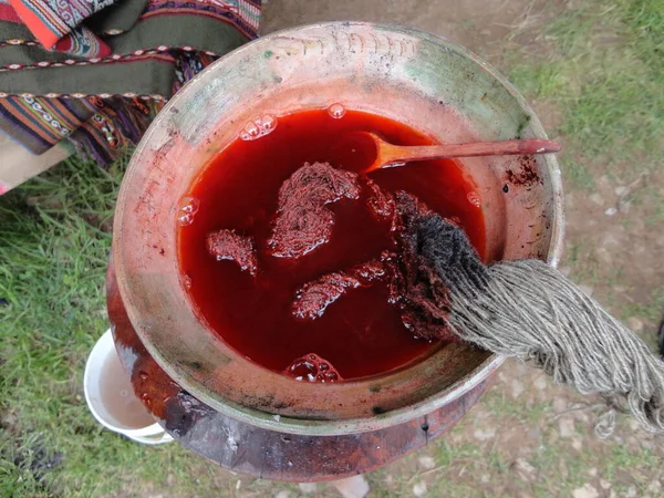 Prozess Der Handgemachten Wollfärbung Peru Stockbild