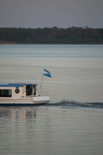 Båd Med Det Argentinske Flag Sejler Søen - Stock-foto