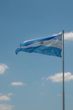 Mavi gökyüzünde Arjantin bayrağı