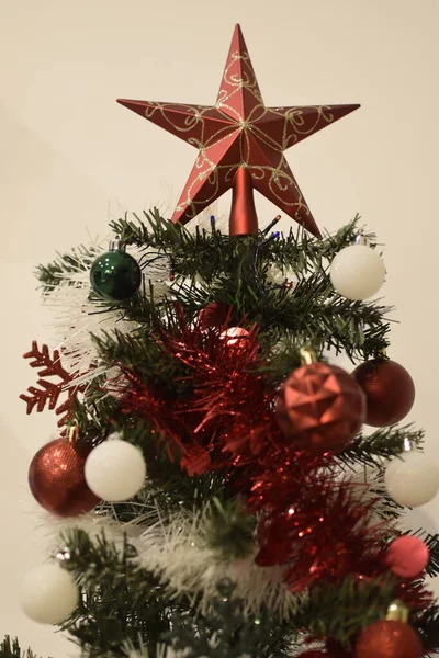 Dekoration Eines Weihnachtsbaums — Stockfoto