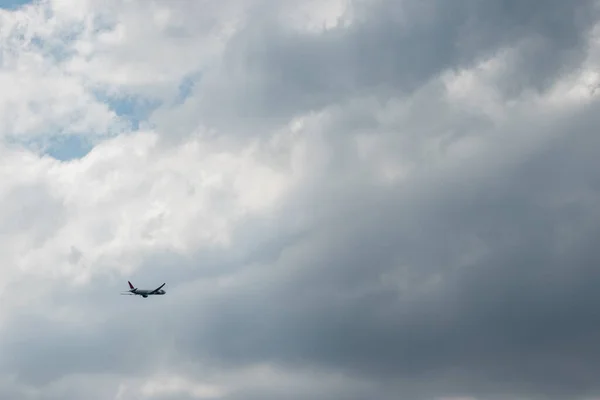 One Plane Flying Cloudy Sky — Stockfoto