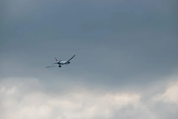 One Plane Flying Cloudy Sky — Stockfoto