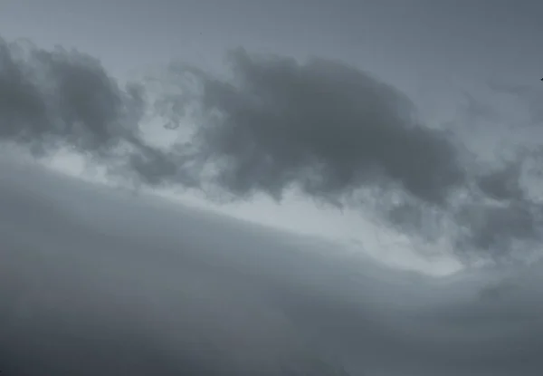 Yağmurdan Önce Gökyüzünde Kara Bulutlar — Stok fotoğraf