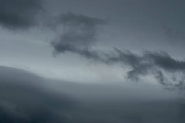Μαύρα Σύννεφα Στον Ουρανό Πριν Βροχή — Φωτογραφία Αρχείου