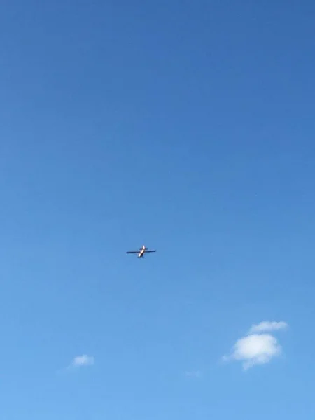 在晴朗的天空中飞行的飞机 — 图库照片