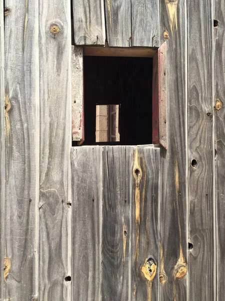 木制建筑中的正方形窗户 — 图库照片