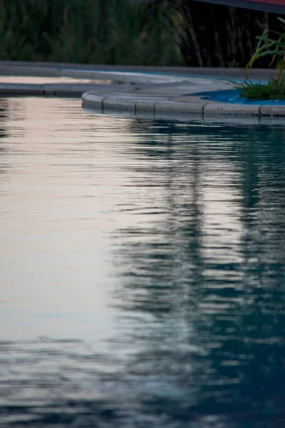 游泳池中的水的质地 — 图库照片