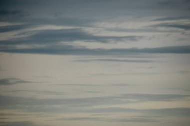 Bulutlu bir gökyüzünün fotoğrafı