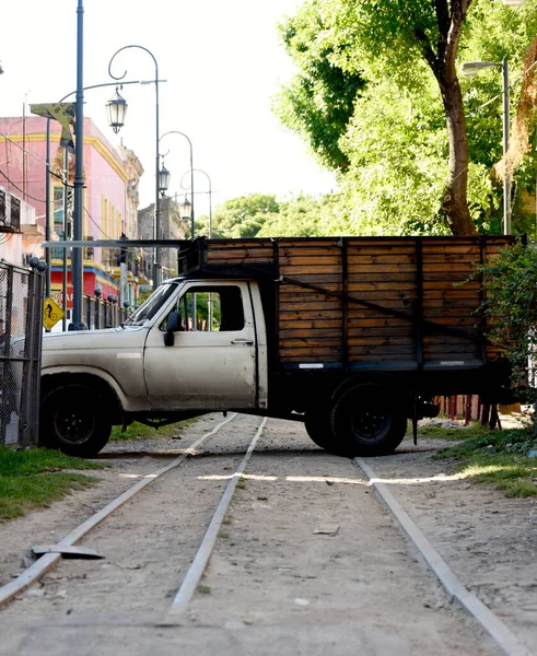 穿越铁轨的卡车 — 图库照片