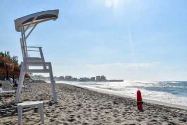 Ekvator 'da bir sahilde cankurtaran görevi.