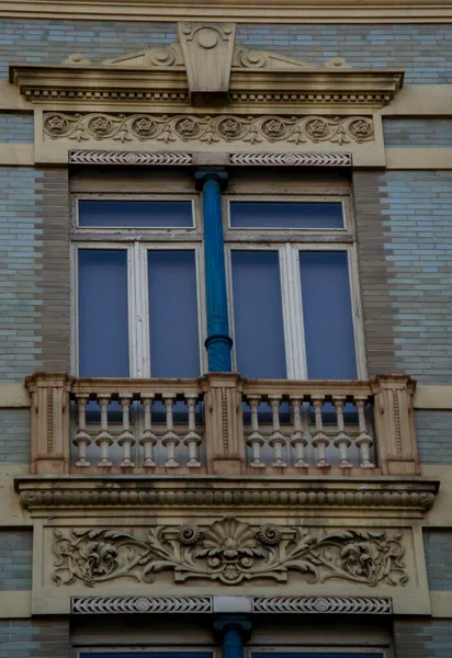 Valencia 'daki eski bir binanın pencereleri