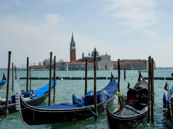 ヴェネツィアの運河にある伝統的なゴンドラは — ストック写真