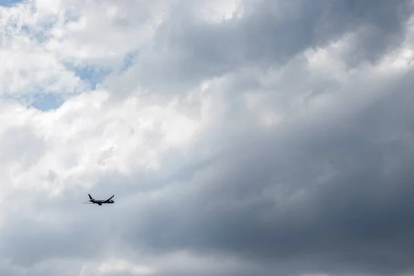 Aereo Che Vola Cielo Nuvoloso — Foto Stock