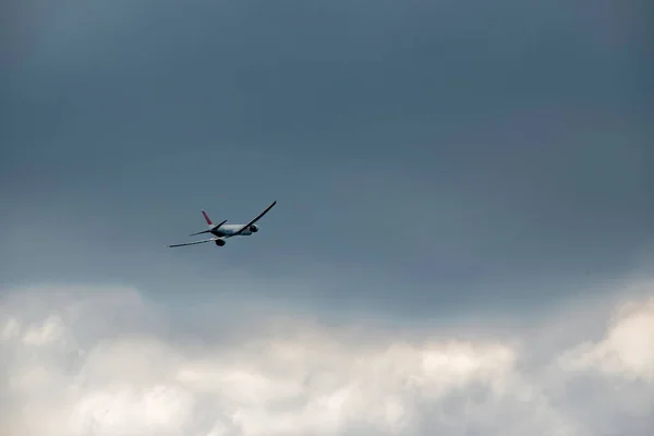 Flygplan Som Flyger Molnig Himmel — Stockfoto
