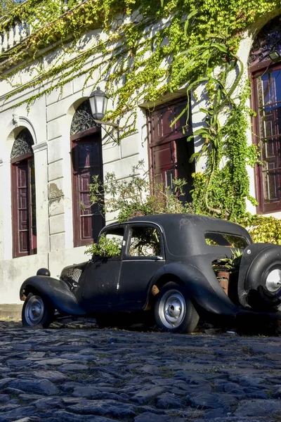 Colonia Del Sacramento的旧车 乌拉圭 — 图库照片