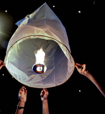 Geleneksel Loy Krathong festivali için kağıt fenerler, Chiang Mai, Tayland