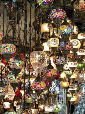 İstambul 'daki geleneksel pazarda parlak lambalar