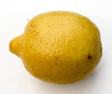 Beyaz arkaplanda bir limon