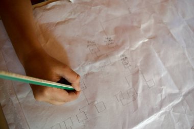 Kalemle yazan çocuk.