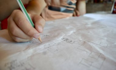 Kalemle yazan çocuk.