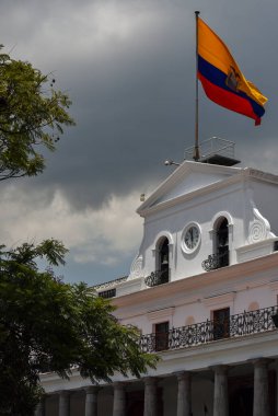 Quito Başkanlık Sarayı 'nın üzerinde dalgalanan Ekvador bayrağı
